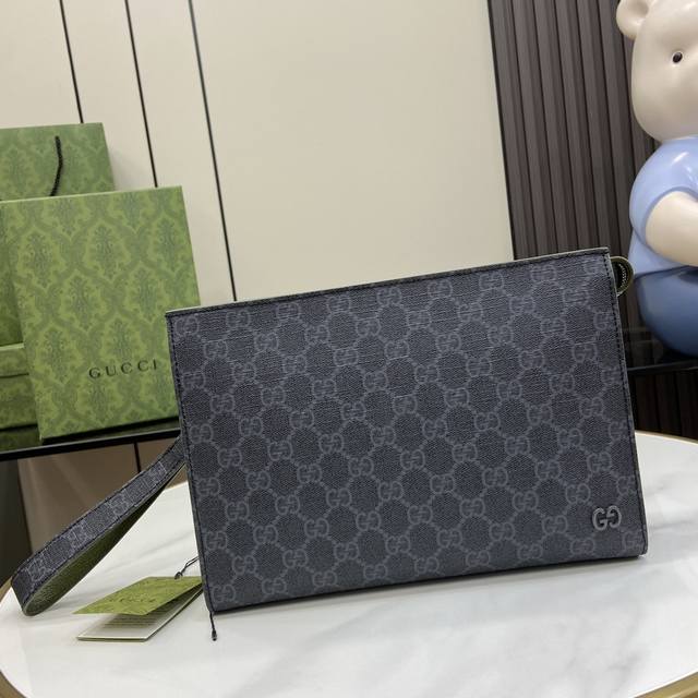新品 饰Gg细节手拿包。作为品牌经典之作,Gg Supreme帆布已然成为Gucci设计世界的标志性面料。这款手拿包通体点缀字母交织图案。Gg配件为单品增添品牌 新品 饰Gg细节手拿包。作为品牌经典之作,Gg Supreme帆布已然成为Gucci设计世界的标志性面料。这款手拿包通体点缀字母交织图案。Gg配件为单品增添品牌