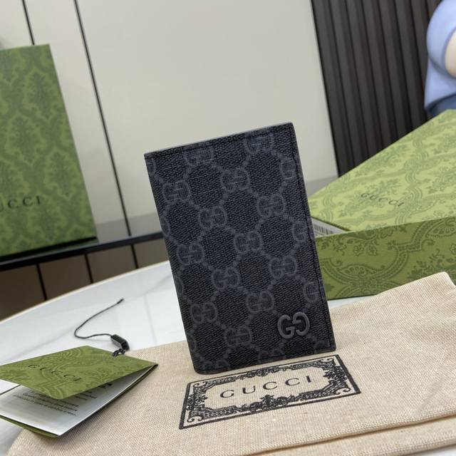 新品 饰Gg细节Gg长款卡片夹,新推系列纤薄且小巧的小皮件焕新融蕴多种绚丽色彩,以充满对比美感的双色调设计令点缀于包身的Gg标识风采尽绽。这款长款卡片夹以黑色G 新品 饰Gg细节Gg长款卡片夹,新推系列纤薄且小巧的小皮件焕新融蕴多种绚丽色彩,以充满对比美感的双色调设计令点缀于包身的Gg标识风采尽绽。这款长款卡片夹以黑色G