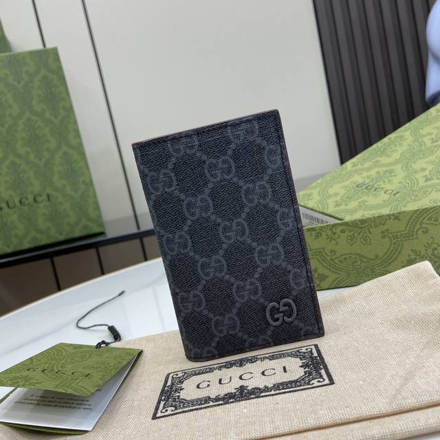新品 饰Gg细节Gg长款卡片夹,新推系列纤薄且小巧的小皮件焕新融蕴多种绚丽色彩,以充满对比美感的双色调设计令点缀于包身的Gg标识风采尽绽。这款长款卡片夹以黑色G 新品 饰Gg细节Gg长款卡片夹,新推系列纤薄且小巧的小皮件焕新融蕴多种绚丽色彩,以充满对比美感的双色调设计令点缀于包身的Gg标识风采尽绽。这款长款卡片夹以黑色G