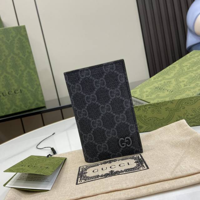 新品 饰Gg细节Gg长款卡片夹,新推系列纤薄且小巧的小皮件焕新融蕴多种绚丽色彩,以充满对比美感的双色调设计令点缀于包身的Gg标识风采尽绽。这款长款卡片夹以黑色G 新品 饰Gg细节Gg长款卡片夹,新推系列纤薄且小巧的小皮件焕新融蕴多种绚丽色彩,以充满对比美感的双色调设计令点缀于包身的Gg标识风采尽绽。这款长款卡片夹以黑色G