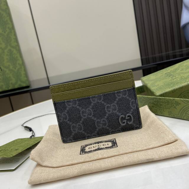 饰Gg细节卡片夹。这款卡片夹采用米色和乌木色Gg Supreme帆布精制而成,品牌典藏细节尽展高雅韵致。采用黑色小巧Gg配件细节,为整体设计添注一抹亮色。这件单 饰Gg细节卡片夹。这款卡片夹采用米色和乌木色Gg Supreme帆布精制而成,品牌典藏细节尽展高雅韵致。采用黑色小巧Gg配件细节,为整体设计添注一抹亮色。这件单