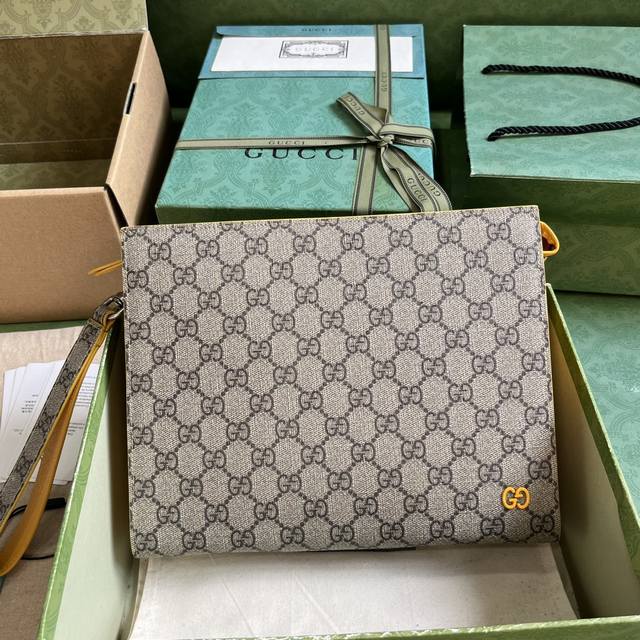 饰Gg细节手拿包。作为品牌标志性材质,Gg Supreme帆布已然成为Gucci设计宇宙中的主打面料。在全新系列中透过Gucci美学视角得以焕新演绎。这款手拿包 饰Gg细节手拿包。作为品牌标志性材质,Gg Supreme帆布已然成为Gucci设计宇宙中的主打面料。在全新系列中透过Gucci美学视角得以焕新演绎。这款手拿包