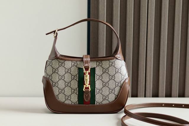 顶级原单 经典Jackie 1961系列手袋在秋冬系列中经重新演绎后推出精致小巧的迷你设计。Jackie最初亮相于1961年,成为60年代和70年代名流生活方式 顶级原单 经典Jackie 1961系列手袋在秋冬系列中经重新演绎后推出精致小巧的迷你设计。Jackie最初亮相于1961年,成为60年代和70年代名流生活方式