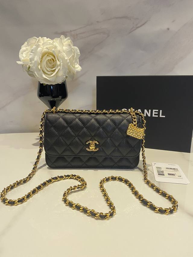 顶级版Chane123S风琴黑金牛皮Woc 金属是复古金,上身非常闪亮十,正宗黑金,荔枝皮不用解释,用完完全不心疼容量跟Woc差不多,高度比经典Woc矮但双层的 顶级版Chane123S风琴黑金牛皮Woc 金属是复古金,上身非常闪亮十,正宗黑金,荔枝皮不用解释,用完完全不心疼容量跟Woc差不多,高度比经典Woc矮但双层的