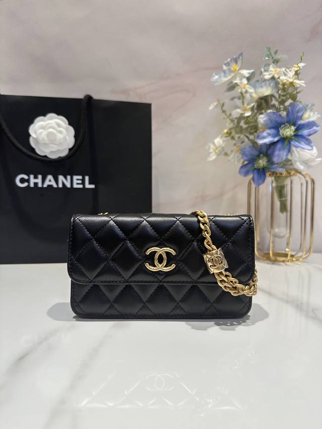 Ohanel 22K秋冬新品小金柱调节链手机包 手机包的高级感质感超Nice~ 经久不衰的包型,背多久都不过时 肩带的自由调节,不同身高的仙女都能Hold住 容 Ohanel 22K秋冬新品小金柱调节链手机包 手机包的高级感质感超Nice~ 经久不衰的包型,背多久都不过时 肩带的自由调节,不同身高的仙女都能Hold住 容