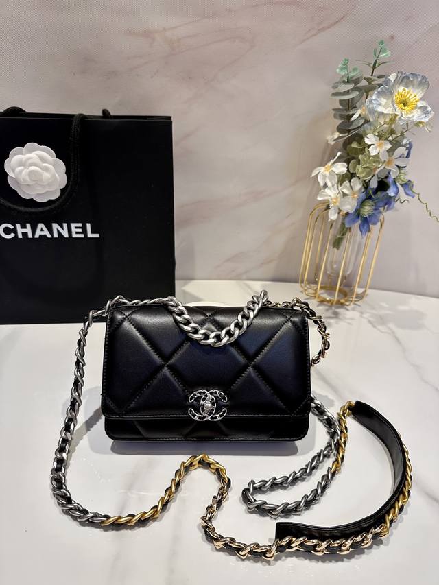 Ohanel 23P 19Bag Woc最新版纽扣比起老版本的磁铁扣 纽扣版本更为精致一些 皮条穿链Logo 双色链条 大菱格简直爱得不要不要的可爱又不失时尚 Ohanel 23P 19Bag Woc最新版纽扣比起老版本的磁铁扣 纽扣版本更为精致一些 皮条穿链Logo 双色链条 大菱格简直爱得不要不要的可爱又不失时尚