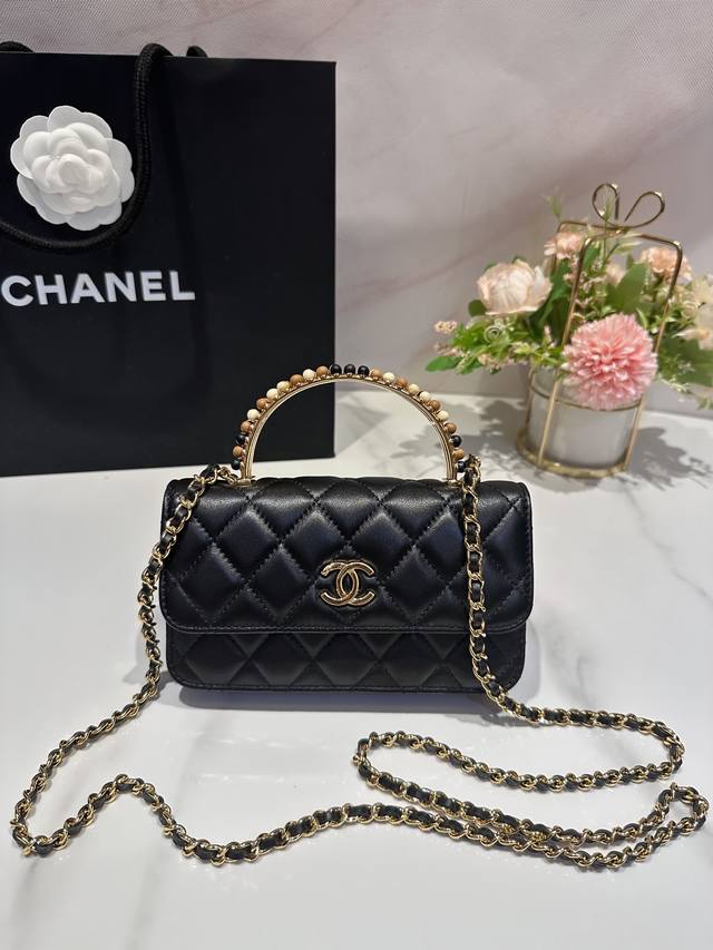 Chanel 23A 木珠手柄 手机包 手工坊系列的就是精美 巧克力棕色系的手柄太高级了 木珠手柄真的超级精致小珠子上面还镶嵌了金属Logo 入手绝美的山茶花味