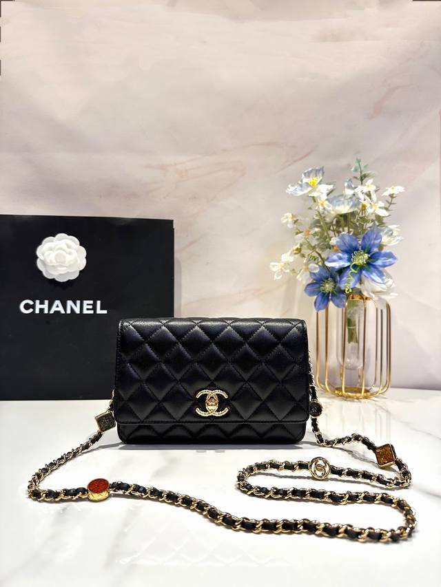 23A 高级手工坊系列 限量版宝石链条Woc，全球限量版宝石链条Woc！国内到货没几只[捂脸]非常难得[笑脸][笑脸]链条五颜六色的小宝石，非常好看版型也非常可