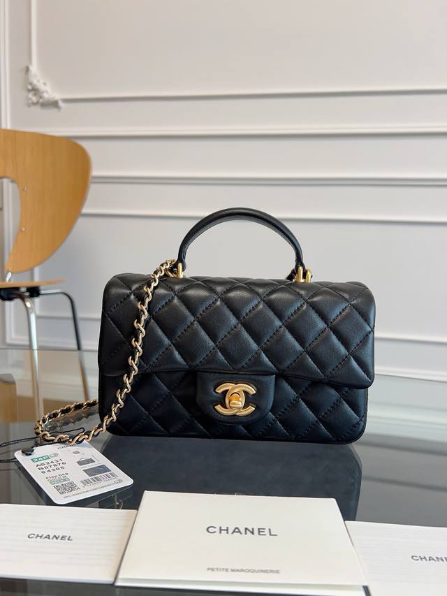 经典再现鎏金Chanel 21K最新Mini Cf Handle 手提包 As2431 经典菱格口盖包 饰以精致经典链子搭配手提，细腻羊皮：润饰手袋，脱颖而出，