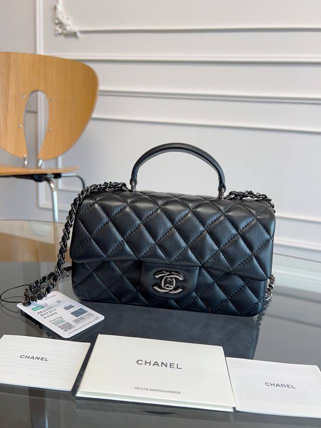 黑扣Chanel 21K最新Mini Cf Handle 手提包 As2431 经典菱格口盖包 饰以精致经典链子搭配手提，细腻羊皮：润饰手袋，脱颖而出，演绎永恒