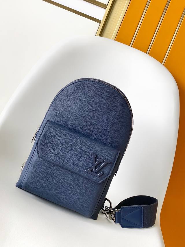 动态芯片 M11601蓝色M23736黑色 顶级原单 本款 Pilot 单肩包援引 Takeoff 双肩包的经典设计，以圆润线条、正面翻盖和 Lv Aerogr