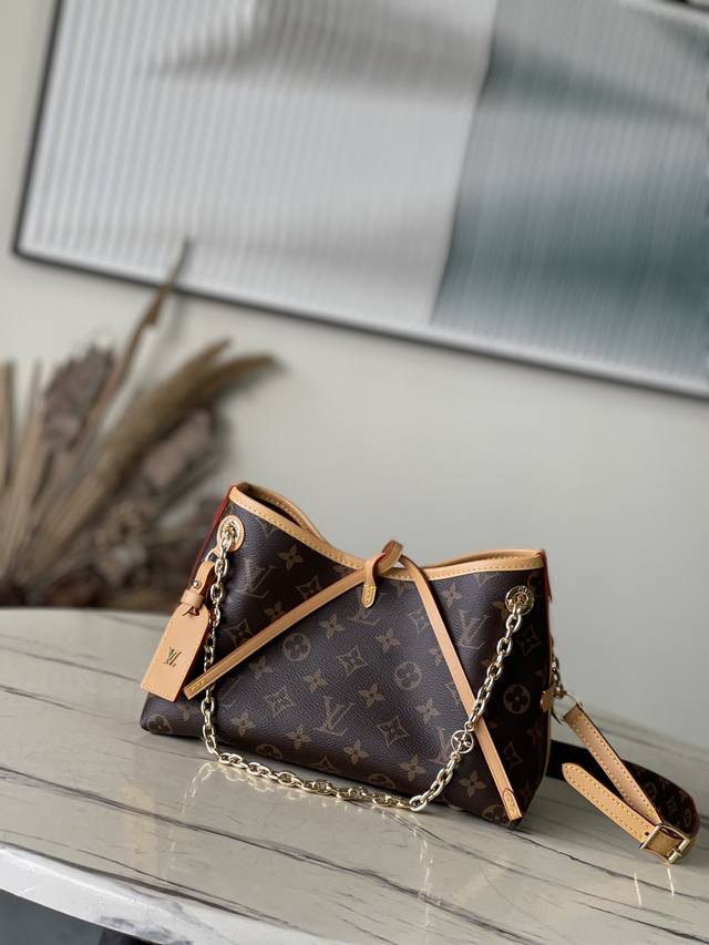 顶级原单 M13014 本款Carryallbb手袋取材Monogram帆布，为耀目链条点缀Monogram花卉，以潮流之姿点亮昼夜场合。皮革名牌与系带开合相得