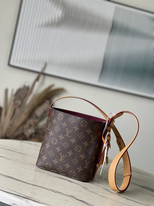 顶级原单 M12925 老花 本款 All Inbb手袋为Monogram帆布搭配亮泽金属件，以标志性挂锁和名牌彰显经典格调。可调节肩带延续品牌制箱传承，皮革肩