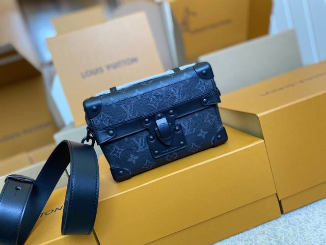 顶级原单 M11743支持Nxp芯片感应 动态芯片 本款 Soul Trunk 手袋取材 Monogram Eclipse 帆布，以柔软贴身的紧凑构型实现舒适斜