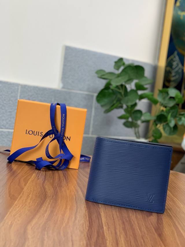 M60053 水波纹蓝！Amerigo 钱夹 此款Amerigo钱夹将不朽的经典风格与极其实用的功能设计集于一体。设计简洁而又不失便捷，同时依旧小巧玲珑，可轻松