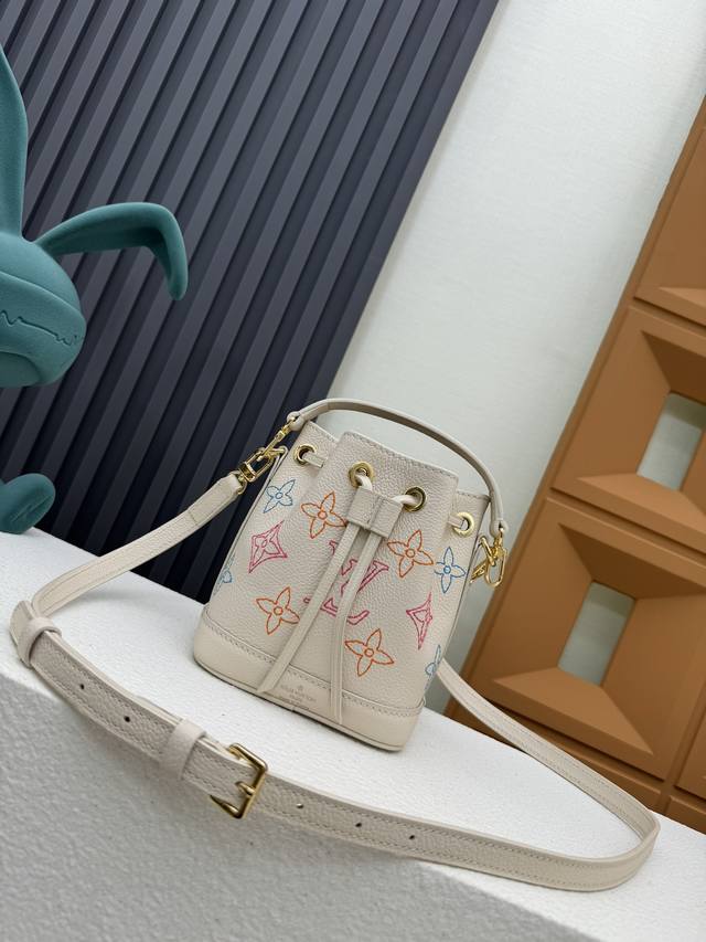 独实背景 原单 M23088 本款 Nano Noé 手袋出自 Lv Academy 系列，复现 Noé 手袋的袖珍版本。Monogram Empreinte