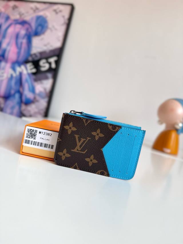 海外原单M12382独家实拍!本款 Romy 卡夹出自 Colormania 系列,以活力设计延伸路易威登档案的灵感来源,为 Monogram 涂层帆布融入撞色 海外原单M12382独家实拍!本款 Romy 卡夹出自 Colormania 系列,以活力设计延伸路易威登档案的灵感来源,为 Monogram 涂层帆布融入撞色