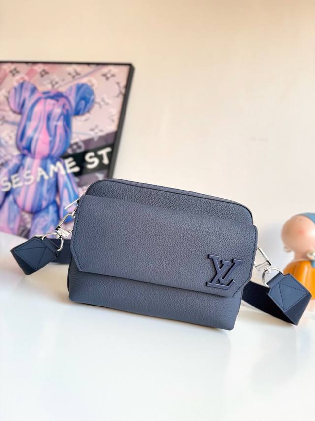 动态芯片配专柜包装』海外原单M22611独家实拍!本款 Fastline 邮差包以柔软牛皮革塑造贴身构型,搭配实用前袋,可容纳手机、短款钱夹、记事本和耳机等日常 动态芯片配专柜包装』海外原单M22611独家实拍!本款 Fastline 邮差包以柔软牛皮革塑造贴身构型,搭配实用前袋,可容纳手机、短款钱夹、记事本和耳机等日常