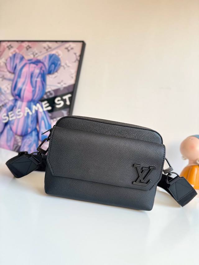 动态芯片配专柜包装』海外原单M22482独家实拍!本款 Fastline 邮差包以柔软牛皮革塑造贴身构型,搭配实用前袋,可容纳手机、短款钱夹、记事本和耳机等日常 动态芯片配专柜包装』海外原单M22482独家实拍!本款 Fastline 邮差包以柔软牛皮革塑造贴身构型,搭配实用前袋,可容纳手机、短款钱夹、记事本和耳机等日常