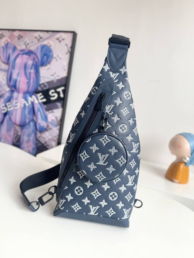 动态芯片配专柜包装』 海外原单M24751独家实拍!本款 Duo 单肩包取材柔软 Monogram Shadow 牛皮革,先后以压印和印花工艺描绘 Monogr 动态芯片配专柜包装』 海外原单M24751独家实拍!本款 Duo 单肩包取材柔软 Monogram Shadow 牛皮革,先后以压印和印花工艺描绘 Monogr