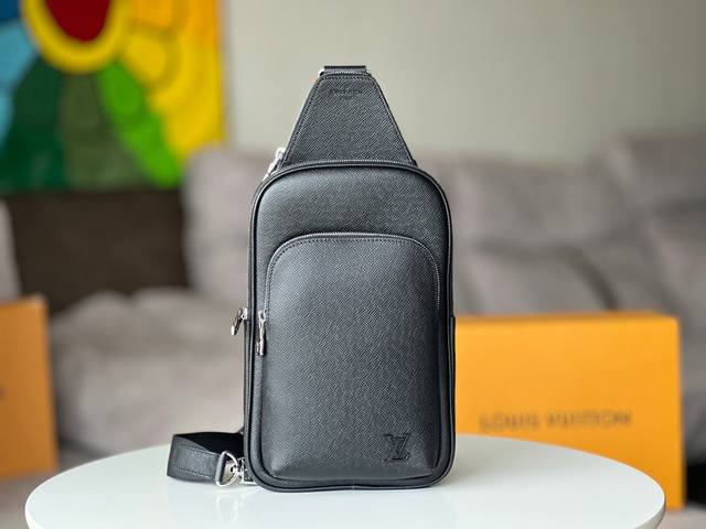 原单 M30863黑色十字纹 本款 Avenue 单肩包取材 Taga 牛皮革,顶部配有小号拉链袋,重绎路易威登的经典设计。可调节肩带方便左右固定,帆布肩带及内 原单 M30863黑色十字纹 本款 Avenue 单肩包取材 Taga 牛皮革,顶部配有小号拉链袋,重绎路易威登的经典设计。可调节肩带方便左右固定,帆布肩带及内