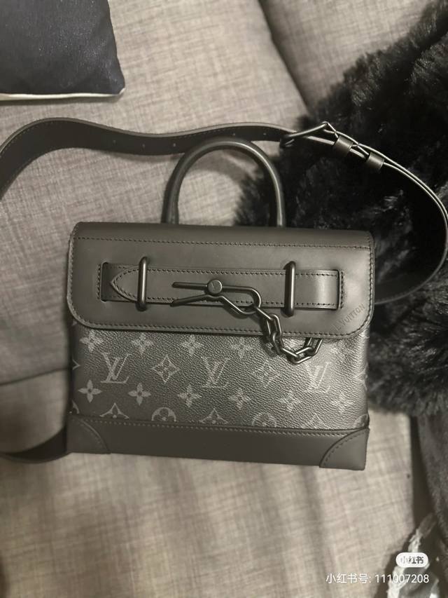 顶级原单型号:M46953黑花,新版男女通用本款 Steamer 小号手袋结合摩登巧思和传统元素,向路易威登的 Steamer 行李箱采撷灵感,为 Monogr 顶级原单型号:M46953黑花,新版男女通用本款 Steamer 小号手袋结合摩登巧思和传统元素,向路易威登的 Steamer 行李箱采撷灵感,为 Monogr