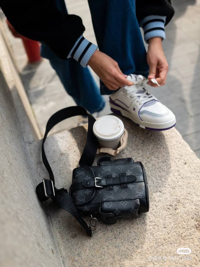 原单芯片版型号:M82769黑花 本款 Nano Christopher 手袋巧妙浓缩路易威登经典 Christopher 双肩包的精髓,考究再现侧袋、弹簧扣开 原单芯片版型号:M82769黑花 本款 Nano Christopher 手袋巧妙浓缩路易威登经典 Christopher 双肩包的精髓,考究再现侧袋、弹簧扣开