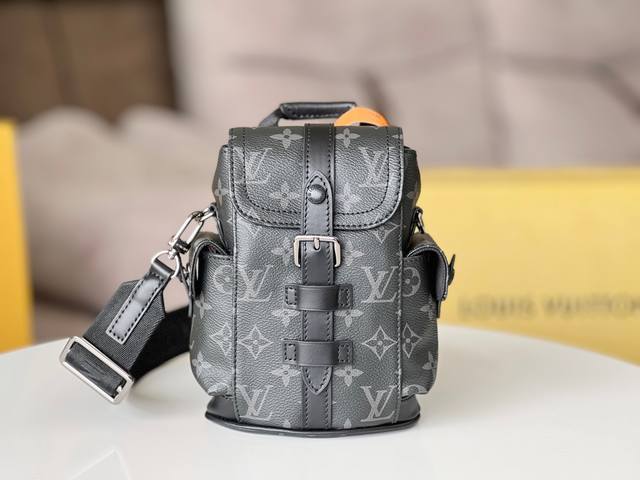 顶级原单M82769黑花男包迷你双肩包系列,新款 Nano Christopher 手袋 本款 Nano Christopher 手袋巧妙浓缩路易威登经典 Ch 顶级原单M82769黑花男包迷你双肩包系列,新款 Nano Christopher 手袋 本款 Nano Christopher 手袋巧妙浓缩路易威登经典 Ch