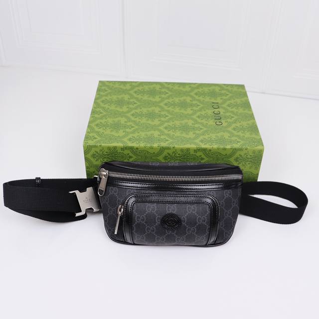 Gg Retro系列腰包、不同材质、配色和品牌元素彼此交织,令单品散发出浓郁的复古格调。这款腰包采用米色和乌木色Gg Supreme帆布制作,饰以棕色皮革滚边。 Gg Retro系列腰包、不同材质、配色和品牌元素彼此交织,令单品散发出浓郁的复古格调。这款腰包采用米色和乌木色Gg Supreme帆布制作,饰以棕色皮革滚边。