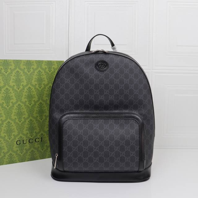 这款背包采用经典的米色和乌木色Gg Supreme帆布,呼应全新行李箱系列的隽永设计。这种帆布材质长久地运用于多个系列当中,已成为品牌的标志性材质。互扣式双G皮 这款背包采用经典的米色和乌木色Gg Supreme帆布,呼应全新行李箱系列的隽永设计。这种帆布材质长久地运用于多个系列当中,已成为品牌的标志性材质。互扣式双G皮