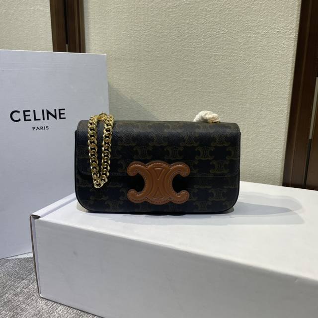 新品上线|Celine 春夏新款 新出皮扣链条腋下包,新出的亮点在于从经典金属凯旋门换了立体皮扣浮雕凯旋门、链条的质感让整个包感觉更奢侈高调,气质永远在线 时髦 新品上线|Celine 春夏新款 新出皮扣链条腋下包,新出的亮点在于从经典金属凯旋门换了立体皮扣浮雕凯旋门、链条的质感让整个包感觉更奢侈高调,气质永远在线 时髦