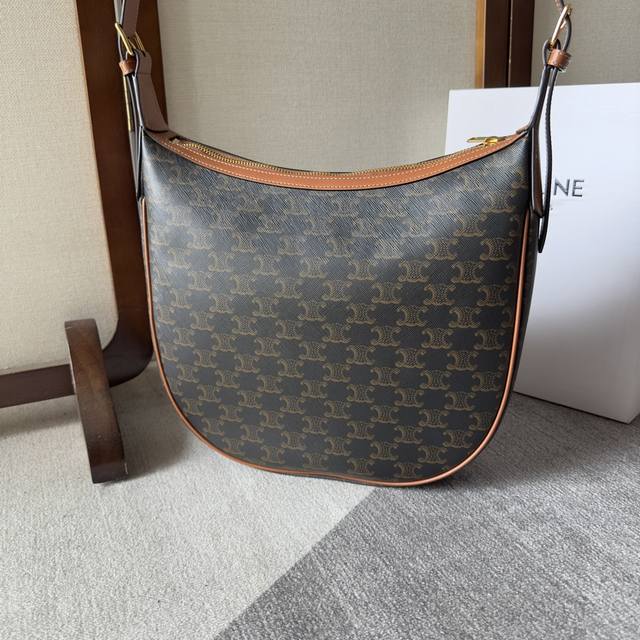 新品首发 Celine Heloise标志印花牛皮革手袋 新款 HéLose腋下包秋冬必入系列 这个款式属于稍微偏大的包型~ 整体给人感觉非常法式慵懒且随性~分 新品首发 Celine Heloise标志印花牛皮革手袋 新款 HéLose腋下包秋冬必入系列 这个款式属于稍微偏大的包型~ 整体给人感觉非常法式慵懒且随性~分