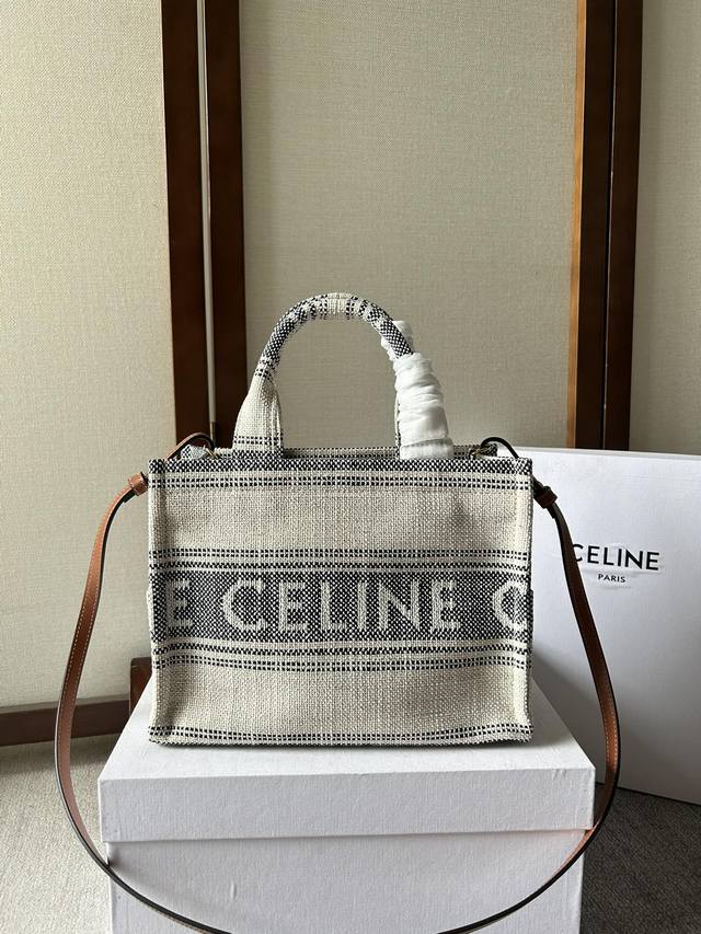 新品上线 Cabas Thais 小号Celine 提花条纹织布 手拎包 肩背包 斜挎包! 这款包是季节限定最新推出的托特. 采用织物面料 相对于皮革跟草编 织 新品上线 Cabas Thais 小号Celine 提花条纹织布 手拎包 肩背包 斜挎包! 这款包是季节限定最新推出的托特. 采用织物面料 相对于皮革跟草编 织
