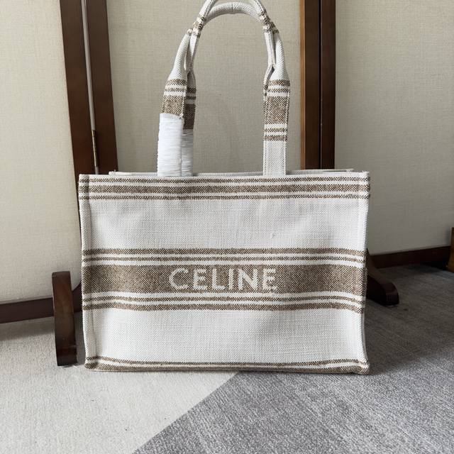 新品上线 Cabas Thais 大号 Celine 提花织布 手拎 肩背 这款季节限定最新推出的托特. 绝对是容量上的王者 ~ 这款包采用织物面料 相对于皮革 新品上线 Cabas Thais 大号 Celine 提花织布 手拎 肩背 这款季节限定最新推出的托特. 绝对是容量上的王者 ~ 这款包采用织物面料 相对于皮革