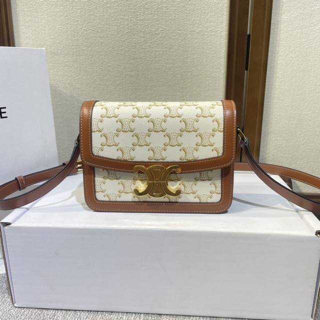 Celine 小号Celine Triomphe提花帆布和小牛皮小号手袋 新设计凯旋门回旋扣 金色金属件 斜挎和肩背 内侧拉链口袋和扁平口袋 !可调节皮革肩带长 Celine 小号Celine Triomphe提花帆布和小牛皮小号手袋 新设计凯旋门回旋扣 金色金属件 斜挎和肩背 内侧拉链口袋和扁平口袋 !可调节皮革肩带长