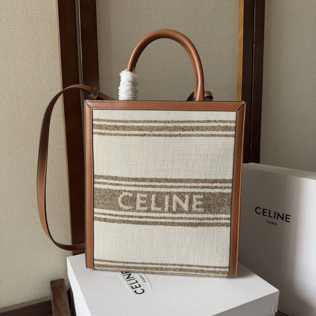 Celine 中号托特 百搭托特 经典凯旋系列 手提肩背 不挑人 博主明星极荐 款号:191542 尺寸:28.5-32-8 Celine 中号托特 百搭托特 经典凯旋系列 手提肩背 不挑人 博主明星极荐 款号:191542 尺寸:28.5-32-8
