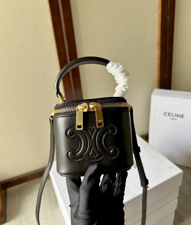 Celin-E 23S春夏-迷你光滑牛皮革化妆箱 Celine 新色盒子非常可爱正中少女心~实在令人爱不释手~ 季节限定款 性价比超高!小巧可爱 超级百搭款~夏 Celin-E 23S春夏-迷你光滑牛皮革化妆箱 Celine 新色盒子非常可爱正中少女心~实在令人爱不释手~ 季节限定款 性价比超高!小巧可爱 超级百搭款~夏