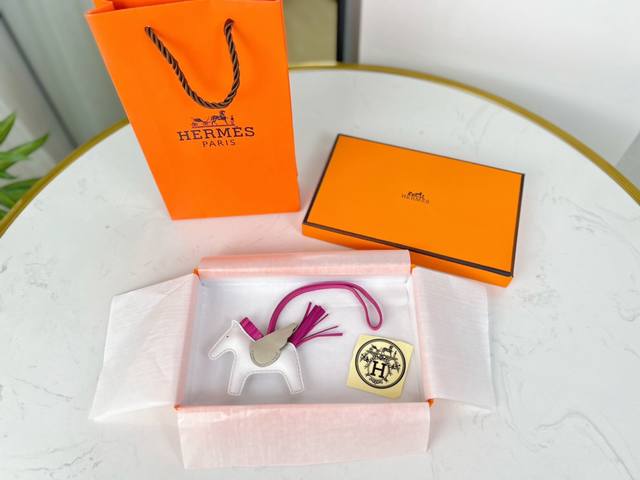 新款爱马仕小马挂件 原单精品 配送如图包装 爱马仕Hermes小飞马 Rodeo Pegase包包挂件 钥匙扣 纯手工缝线制作 进口小羊皮材质 质量非常好