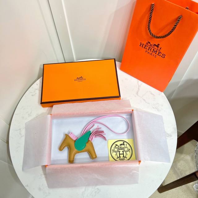新款爱马仕小马挂件 原单精品 配送如图包装 爱马仕Hermes小飞马 Rodeo Pegase包包挂件 钥匙扣 纯手工缝线制作 进口小羊皮材质 质量非常好