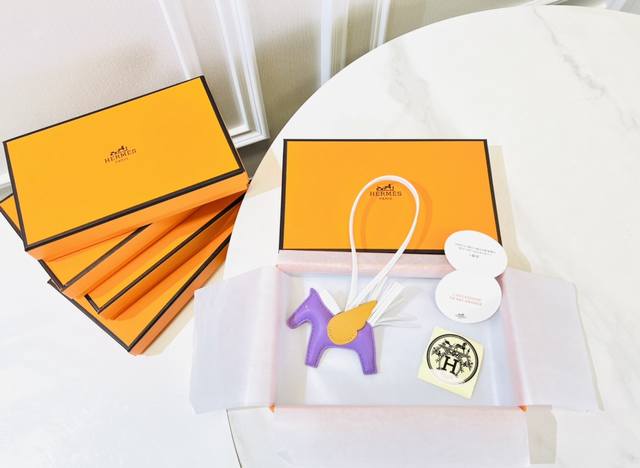 新款爱马仕小马挂件 原单精品 配送如图包装 爱马仕Hermes小飞马 Rodeo Pegase包包挂件 钥匙扣 纯手工缝线制作 进口小羊皮材质 质量非常好