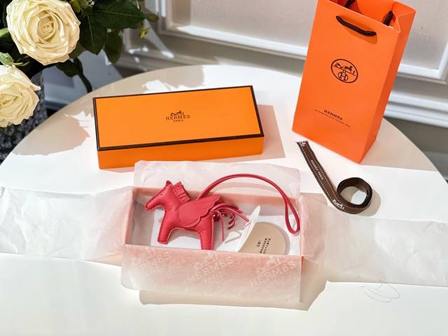 新款爱马仕小马挂件 原单精品 配送如图包装 爱马仕Hermes小飞马 Rodeo Pegase包包挂件 钥匙扣 纯手工缝线制作 进口小羊皮材质 质量非常好