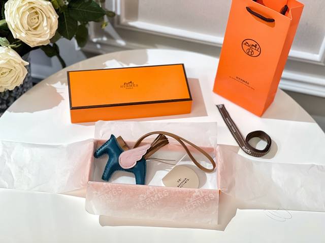 新款爱马仕小马挂件 原单精品 配送如图包装 爱马仕Hermes小飞马 Rodeo Pegase包包挂件 钥匙扣 纯手工缝线制作 进口小羊皮材质 质量非常好