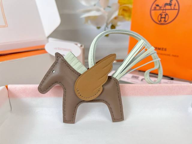 新款爱马仕小马挂件 原单精品 配送如图包装 爱马仕Hermes小飞马 Rodeo Pegase包包挂件 钥匙扣 纯手工缝线制作 进口小羊皮材质 质量非常好