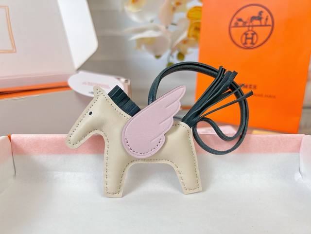 新款爱马仕小马挂件 原单精品 配送如图包装 爱马仕Hermes小飞马 Rodeo Pegase包包挂件 钥匙扣 纯手工缝线制作 进口小羊皮材质 质量非常好
