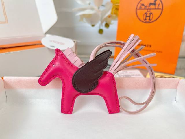 新款爱马仕小马挂件 原单精品 配送如图包装 爱马仕Hermes小飞马 Rodeo Pegase包包挂件 钥匙扣 纯手工缝线制作 进口小羊皮材质 质量非常好