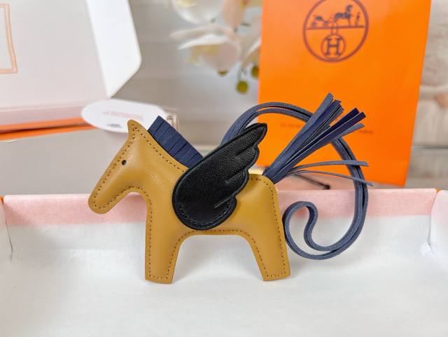 新款爱马仕小马挂件 原单精品 配送如图包装 爱马仕Hermes小飞马 Rodeo Pegase包包挂件 钥匙扣 纯手工缝线制作 进口小羊皮材质 质量非常好