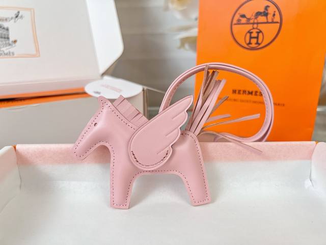 新款爱马仕小马挂件 原单精品 配送如图包装 爱马仕Hermes小飞马 Rodeo Pegase包包挂件 钥匙扣 纯手工缝线制作 进口小羊皮材质 质量非常好