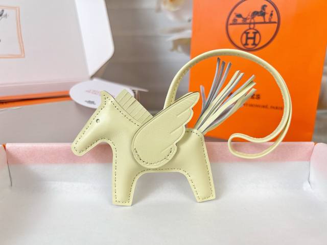 新款爱马仕小马挂件 原单精品 配送如图包装 爱马仕Hermes小飞马 Rodeo Pegase包包挂件 钥匙扣 纯手工缝线制作 进口小羊皮材质 质量非常好