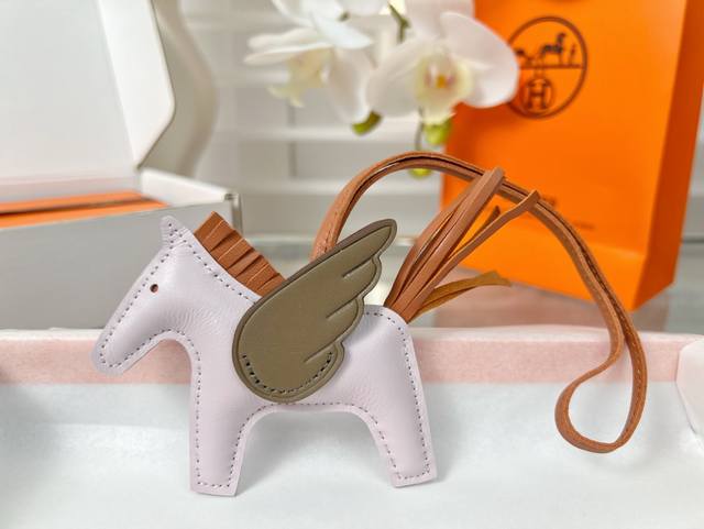 配送如图礼盒包装 新款爱马仕小马挂件 原单精品 配送如图包装 爱马仕Hermes小飞马 Rodeo Pegase包包挂件 钥匙扣 纯手工缝线制作 进口小羊皮材质