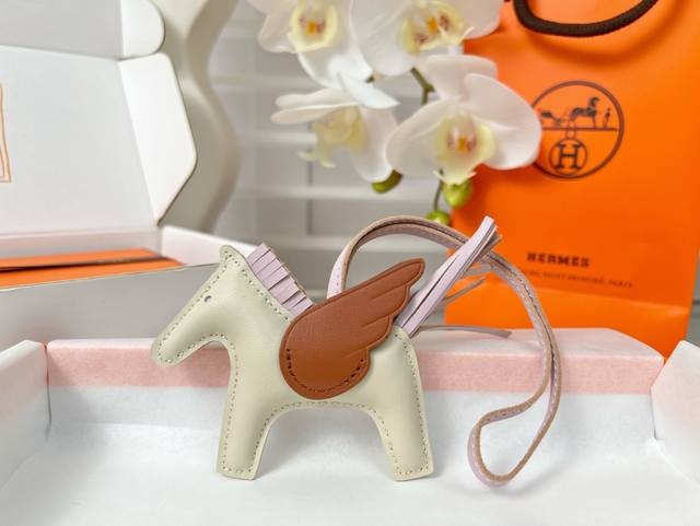 配送如图礼盒包装 新款爱马仕小马挂件 原单精品 配送如图包装 爱马仕Hermes小飞马 Rodeo Pegase包包挂件 钥匙扣 纯手工缝线制作 进口小羊皮材质